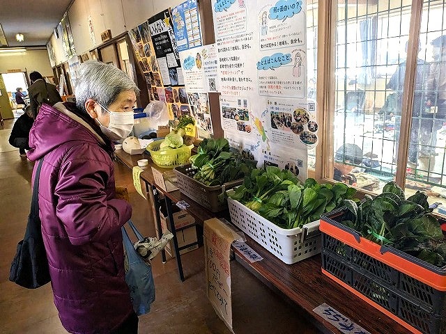 写真：野菜を買おうとしている方
